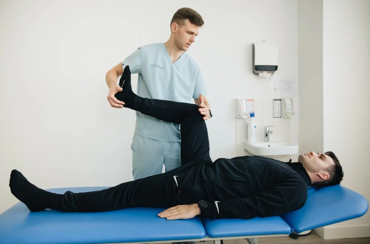 Fisioterapeuta aplicando tratamiento